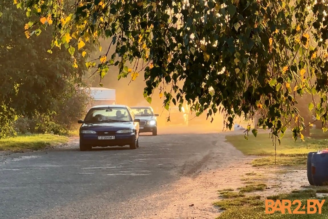 Мама требует защитить детей от машин на оживленной улице в Барановичах