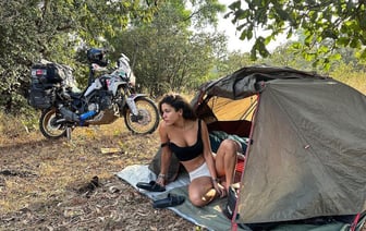 В Индии толпа напала ночью на тревел-блогеров из Испании. Мужчину избили, женщину изнасиловали