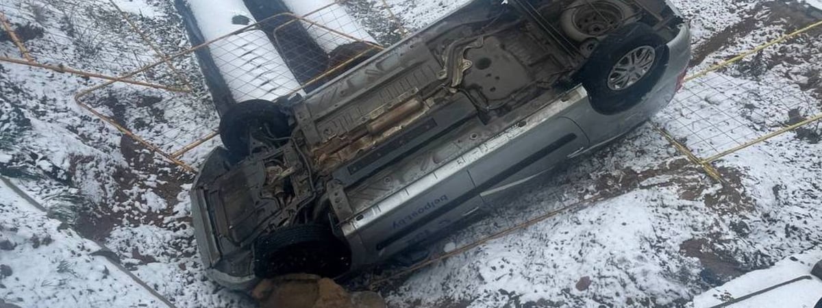 В Минске автомобиль Белпочты опрокинулся в котлован — Фото