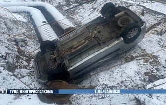 В Минске автомобиль Белпочты опрокинулся в котлован — Фото