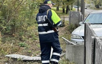 В Барановичах машина снесла ограждение старого кладбища