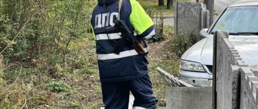 В Барановичах машина снесла ограждение старого кладбища