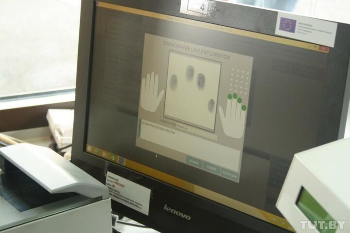 Проверка биометрических данных на польской границе. Фото: TUT.BY