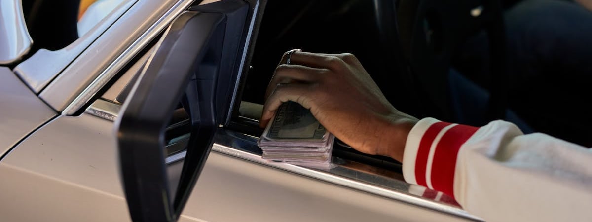 Белорусский рубль снизился к доллару и евро на торгах БВФБ