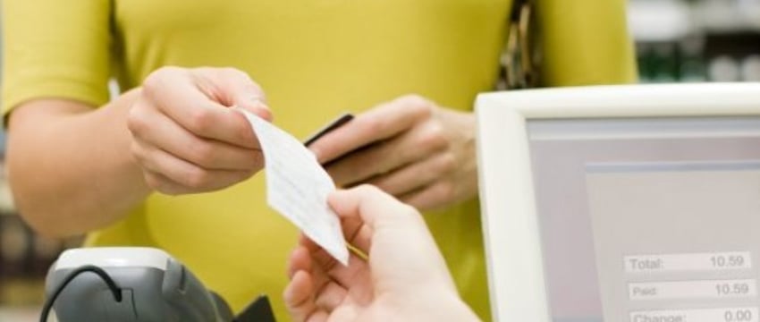 В Беларуси еще один банк предложил белорусам снимать деньги на кассах магазинов