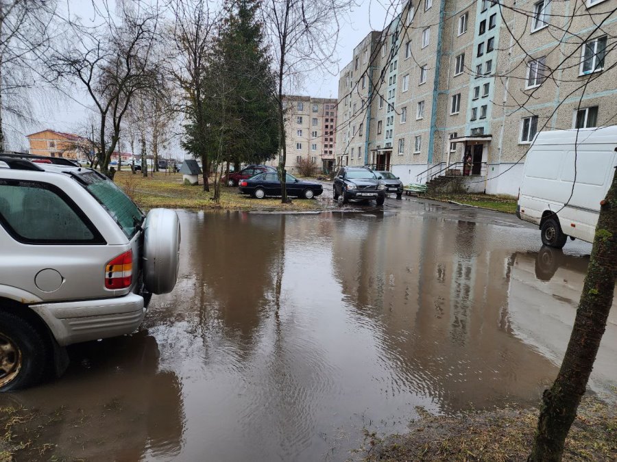 В Дрогичине в многоэтажке по улице Карла Маркса затапливает стоянку и подвалы