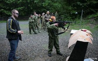 Российские школьники проходят военную подготовку в условиях войны на Украине.