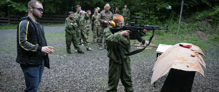 Российские школьники проходят военную подготовку в условиях войны на Украине.