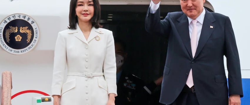 Первая леди Южной Кореи с сумкой стоимостью 1,84 миллиона рупий оказалась в центре "Скандала с Dior"