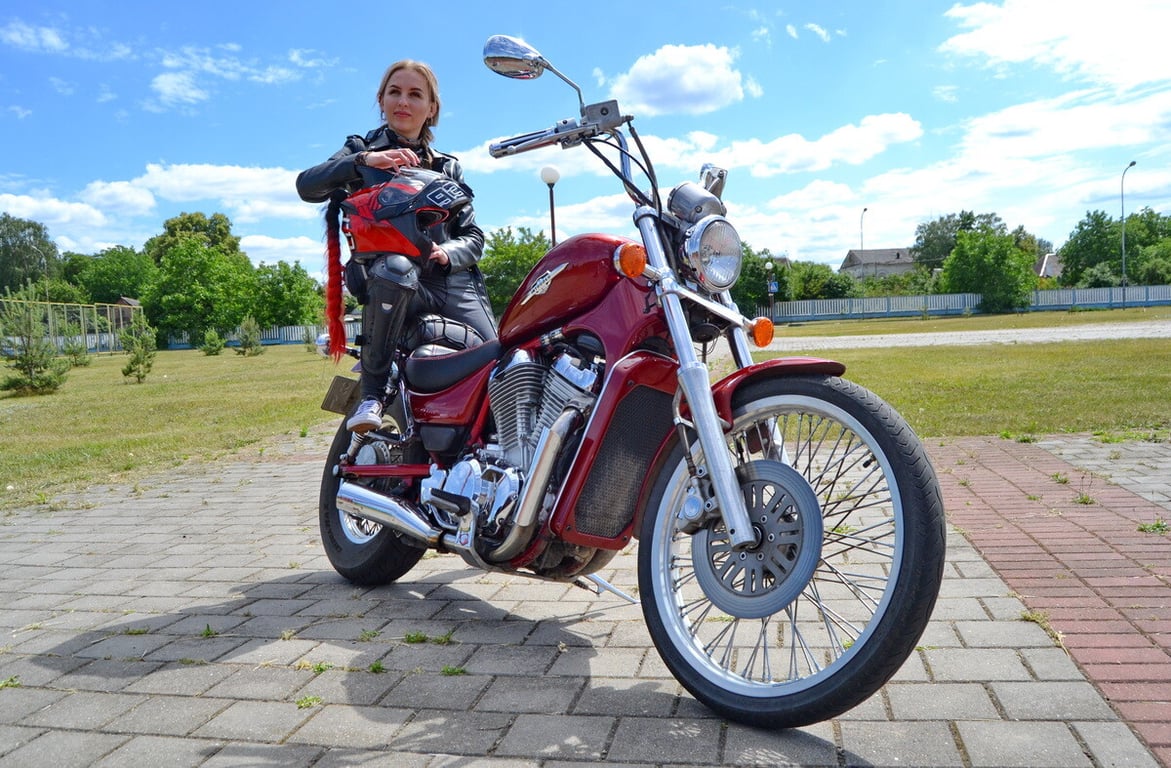 Девушка из Кобрина рассказала о своём Suzuki Intruder VS800