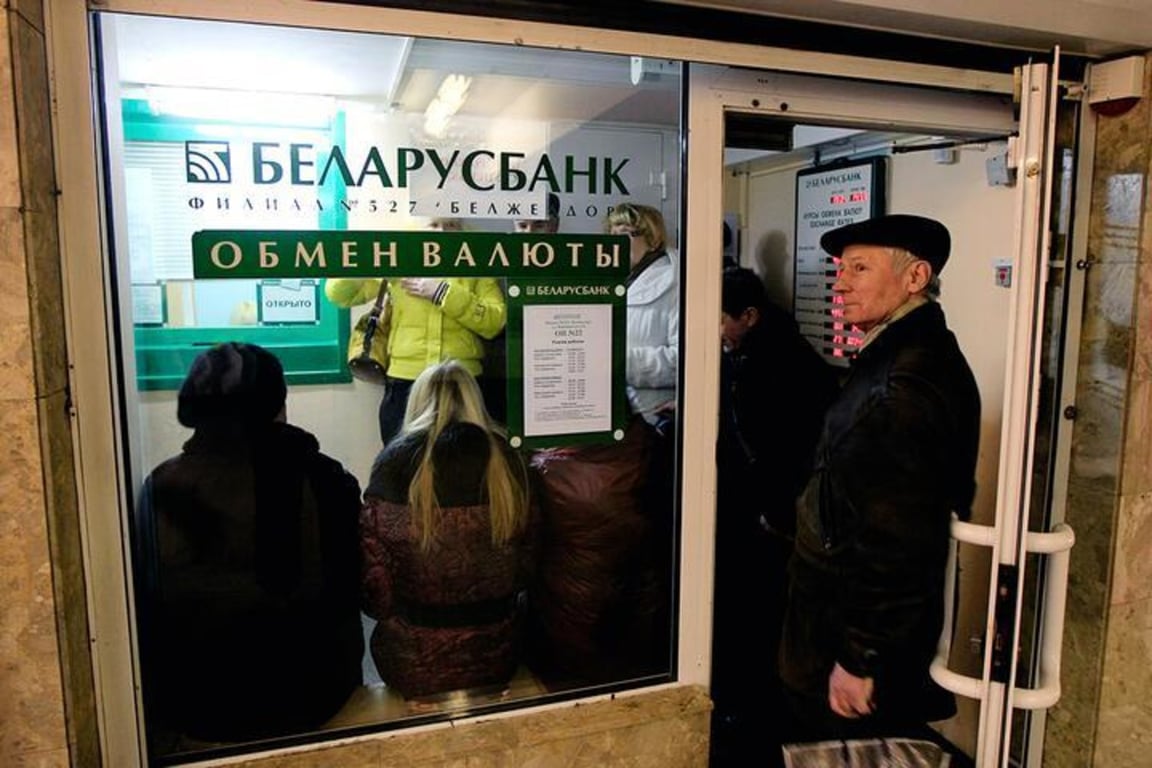 Очереди к пунктам обмена валют, во время экономического кризиса 2011 года. Фото: Reuters