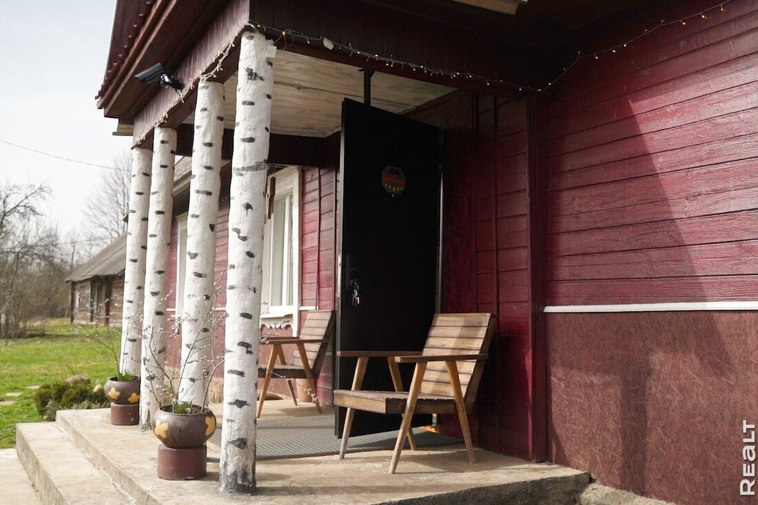 Белоруска восстанавливает родовое гнездо в глухой деревне у реки