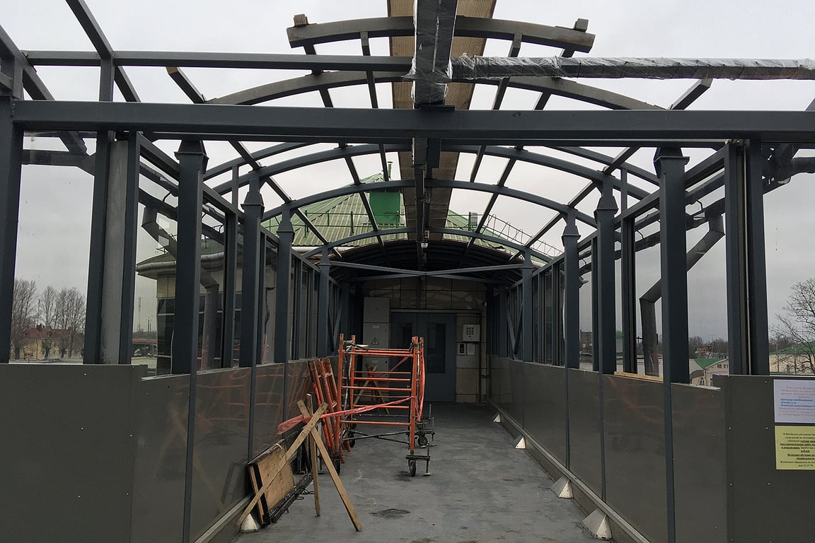 Начался ремонт пешеходного моста у витебского вокзала. Он стоит частично без крыши. Фото Сергея Серебро