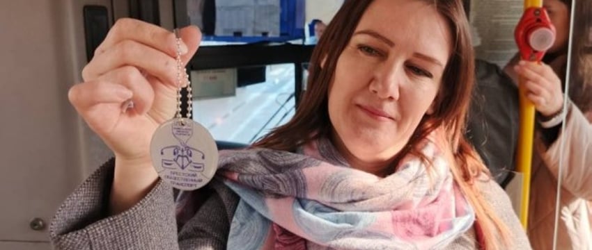 КУП «Брестский общественный транспорт» раздает светоотражатели в рамках акции