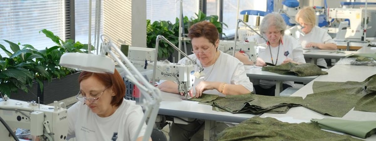 Зарплата швеи — до 7 000 рублей. В Бресте круглосуточно шьют одежду для российских солдат