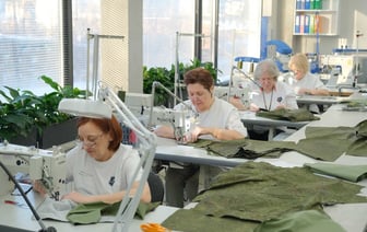 Зарплата швеи — до 7 000 рублей. В Бресте круглосуточно шьют одежду для российских солдат
