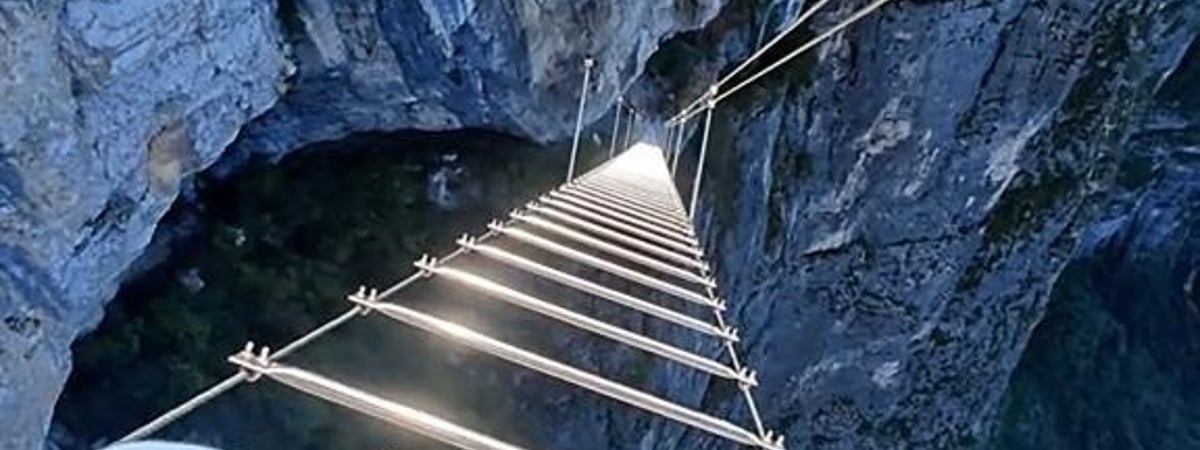 «Решили снизить численность…» — В Китае запустили аттракцион с 1500-метровой верёвочной лестницей над пропастью — Видео