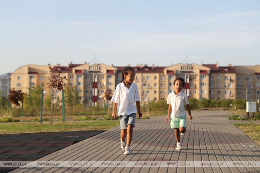 Звезда цирка из Африки женился на брестчанке и воспитывает сыновей