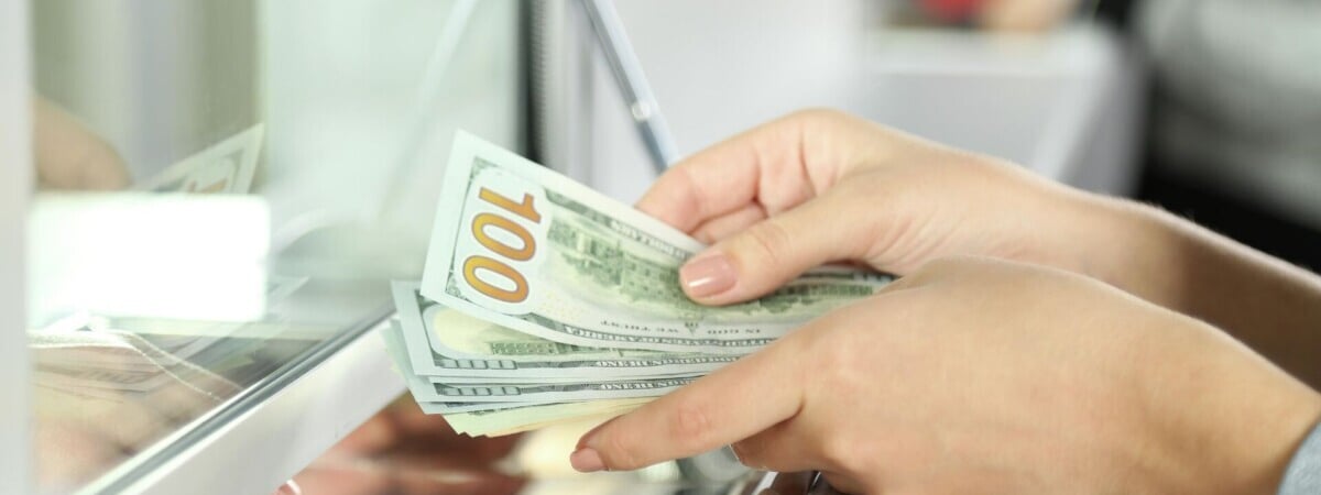 Белорусский рубль на торгах укрепился ко всем валютам, кроме одной. С какими курсами ушли белорусы на выходные?