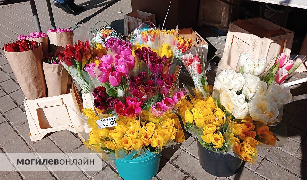 Почем букетик? Прогулялись по Минскому рынку в Могилеве и посмотрели, что предлагают в этом году цветочники