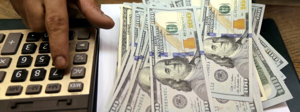 Доллар в Беларуси упал на 0,89%, а евро — на 1%. На сколько вырос российский рубль?