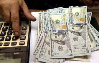 Доллар в Беларуси упал на 0,89%, а евро — на 1%. На сколько вырос российский рубль?