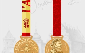 Организаторы пробега «Вандроўка» в Гродно показали медаль соревнований: на ней историческая личность города