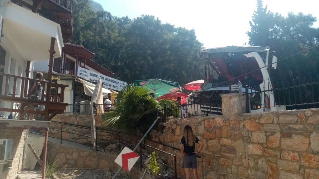 Страшная авария с автобусом в Турции: двое погибших и 32 пострадавших