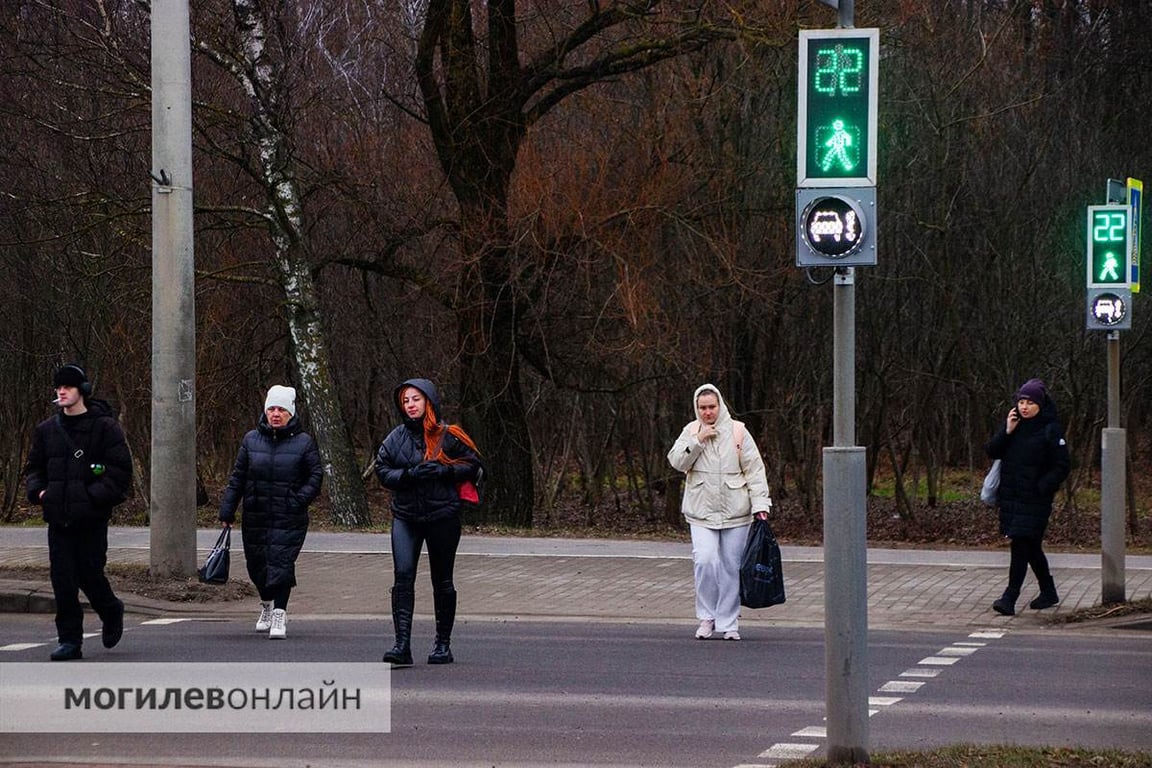 Светофоры, которые светятся белым светом, установили на двух перекрестках в Могилеве. Зачем это?