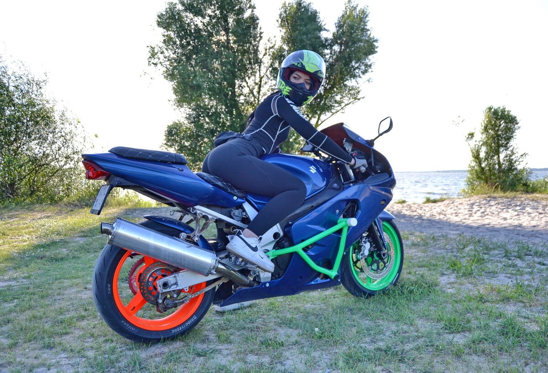 «Не изменю статус, пока не куплю спортбайк!» Жительница Брестской области о своей мечте — Suzuki GXS-R 600