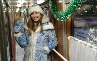 БелЖД запустит новогодние поезда в Беловежскую пущу — с проводницами-снегурочками