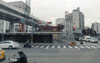 Автобус въехал в припаркованную у обочину легковушку, ту выбросило на пешеходов