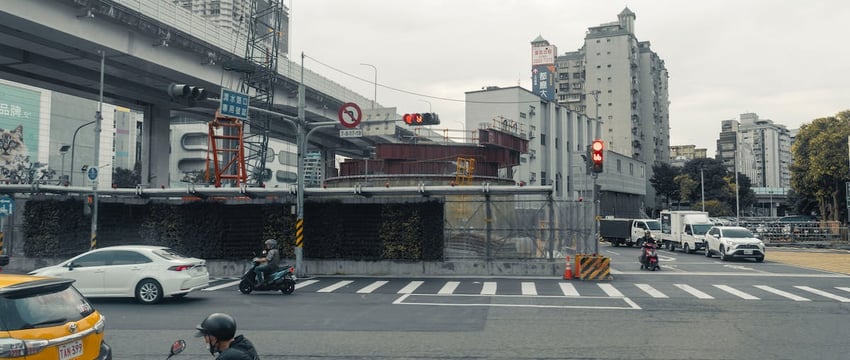 Автобус въехал в припаркованную у обочину легковушку, ту выбросило на пешеходов