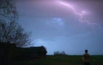 Российские охотники за штормами демонстрируют фееричное молниевое шоу в Минской области