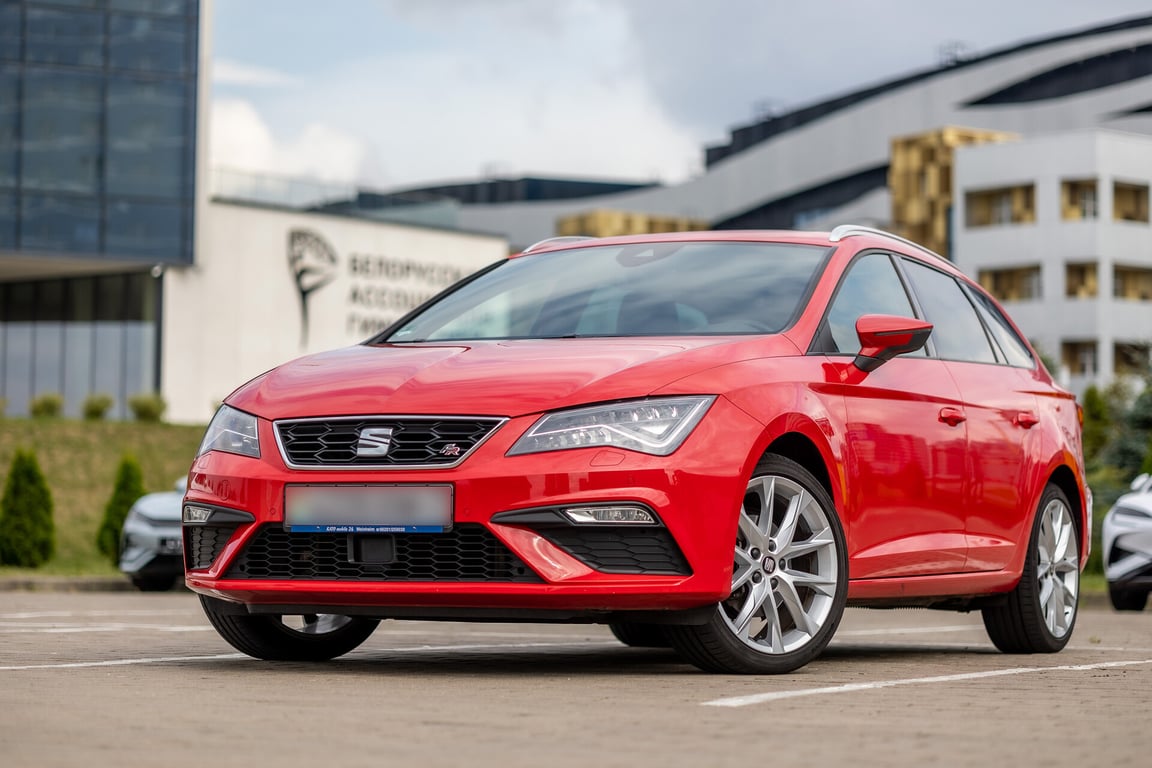 Белорус поехал в Германию, купил Seat Leon на метане и сам пригнал в Минск. Рассказываем, во сколько всё обошлось