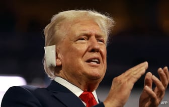 Первое публичное появление Трампа после стрельбы на митинге с перевязанным ухом