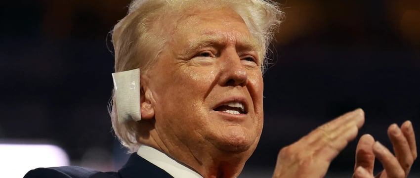 Первое публичное появление Трампа после стрельбы на митинге с перевязанным ухом