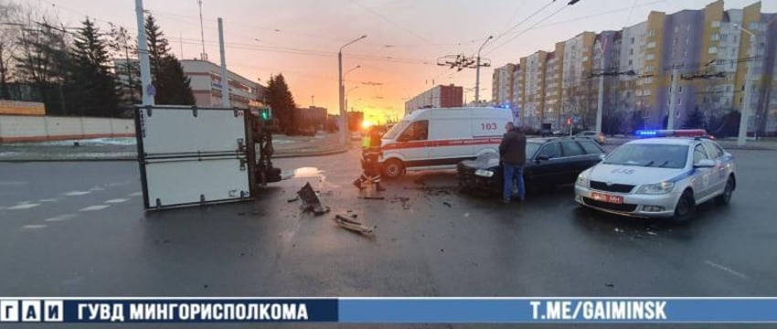 Грузовик от удара перевернулся в Минске