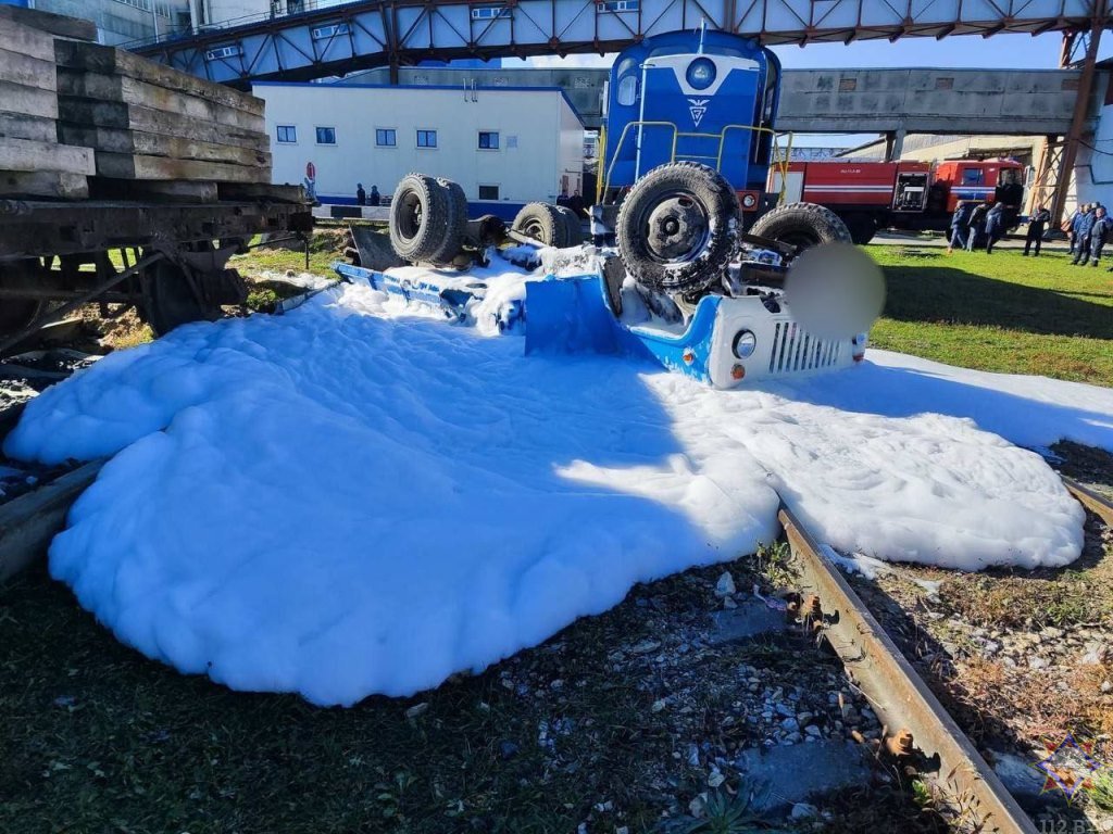 В Жабинке грузовик столкнулся с тепловозом. В МЧС рассказали, как спасали пассажира