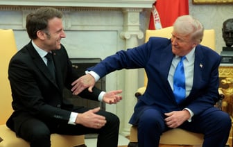 Трамп попытался «унизить» Макрона на приеме в Белом доме. Что сделал в ответ президент Франции? — Видео