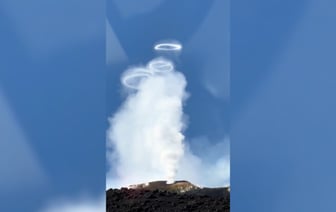 Популярное видео в TikTok: вулкан Этна с кольцами дыма
