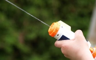 «Заломал руки, облил водой и угрожал утопить». В Бресте папа заступился за девочку, которую одноклассник «обстрелял» из водяного пистолета