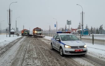 Авто могут переместить. Что стоит учитывать, когда на дороге работает снегоуборочная техника