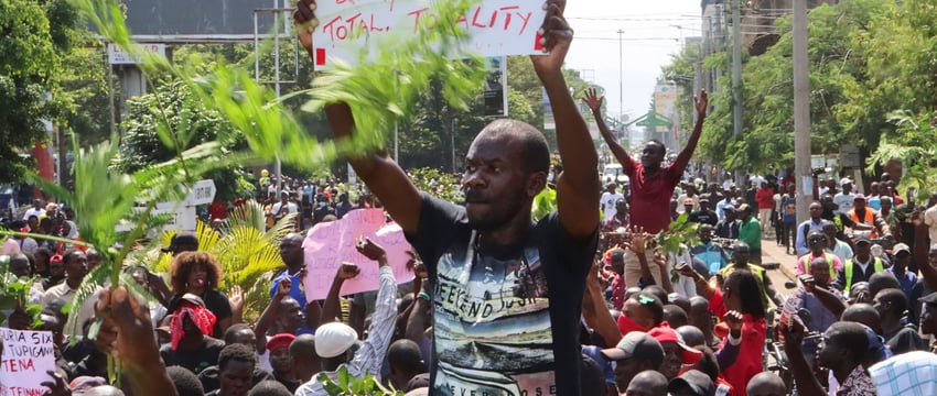Журналисты Кении требуют свободы СМИ в условиях правительственных ограничений