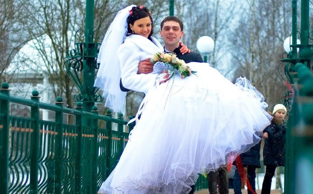 Ночевали в машине, чтобы попасть в ЗАГС. История одной свадьбы в Барановичах