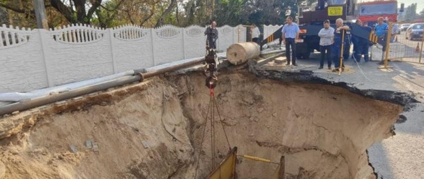Огромная яма напротив «Короны» в Бресте. Рассказываем, в чем дело