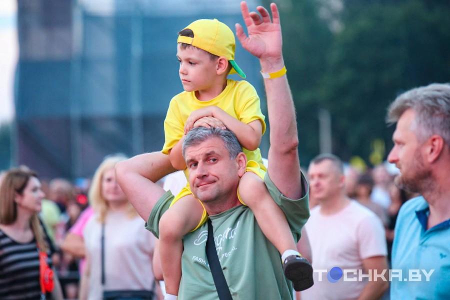 Рокеры «отрываются»: в Пружанах прошел первый день «Солнцестояния»