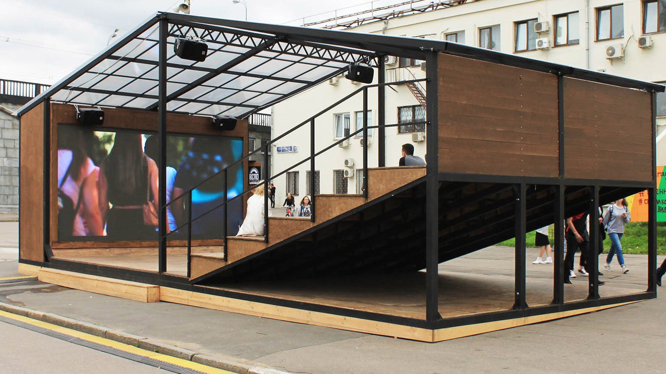 Уличный кинотеатр под крышей в Москве