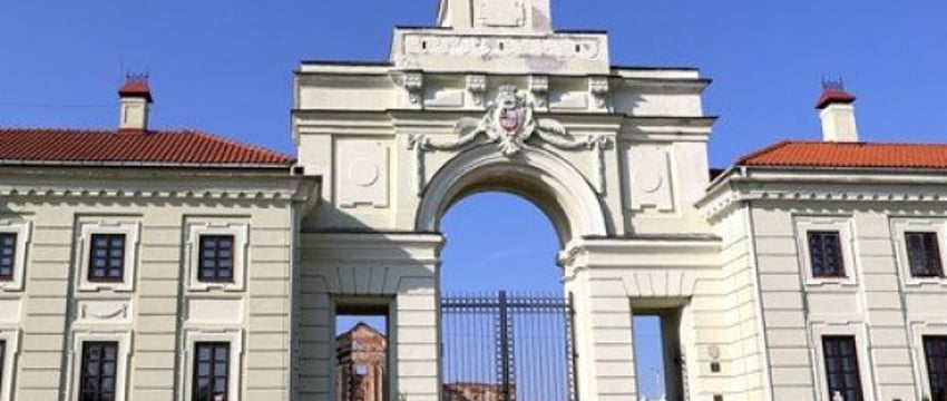 Какие секреты Сапег скрывает Ружанский дворец? Прогулялись по его коридорам