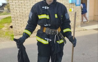 Змею на крыльце магазина ловили спасатели в Ляховичском районе